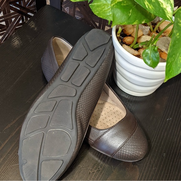 LIFE STRIDE Snake Print Flats - Picture 5 of 7